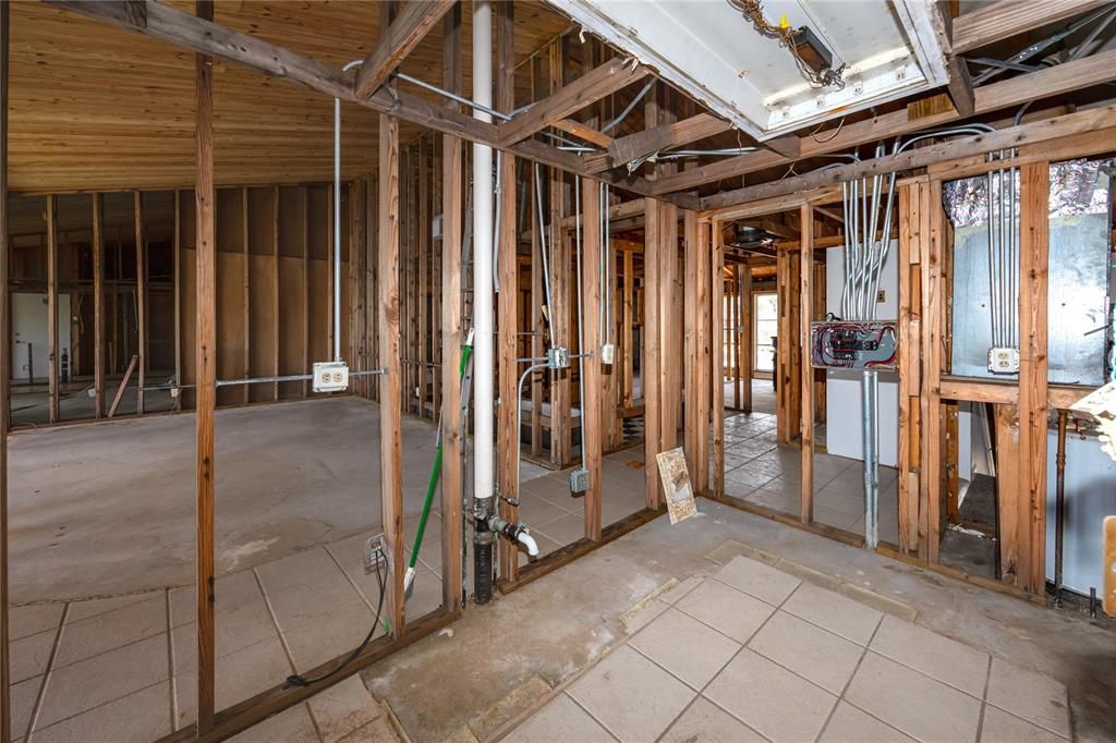 Activo con contrato: $215,000 (2 camas, 2 baños, 1145 Pies cuadrados)