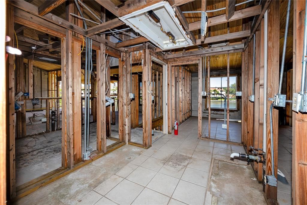 Activo con contrato: $215,000 (2 camas, 2 baños, 1145 Pies cuadrados)