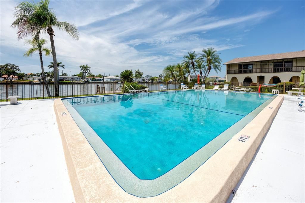 Activo con contrato: $215,000 (2 camas, 2 baños, 1145 Pies cuadrados)