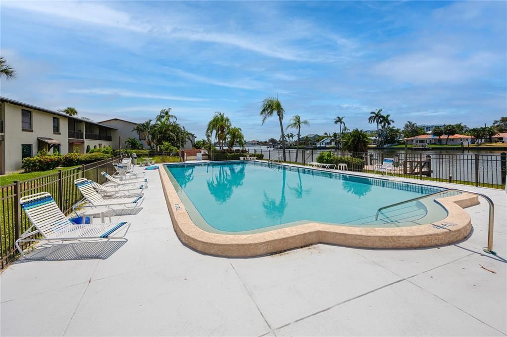 Activo con contrato: $215,000 (2 camas, 2 baños, 1145 Pies cuadrados)