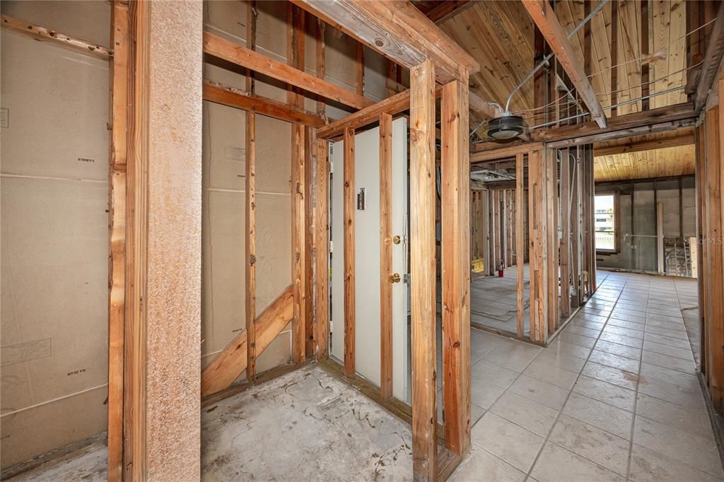 Activo con contrato: $215,000 (2 camas, 2 baños, 1145 Pies cuadrados)