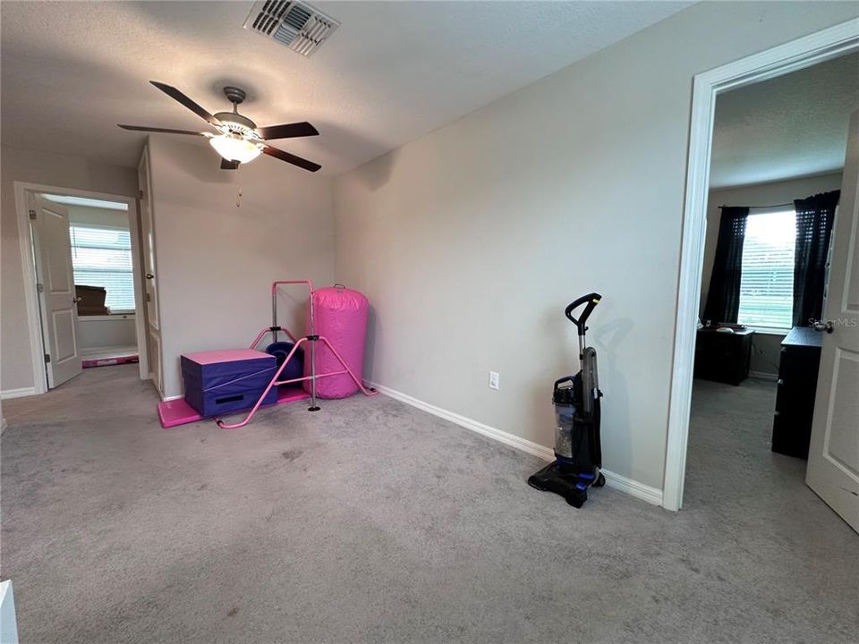 Под контрактом: $445,000 (4 спален, 2 ванн, 1914 Квадратных фут)