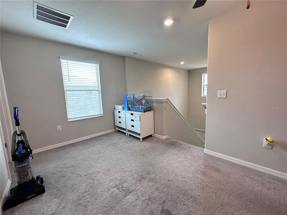 Под контрактом: $445,000 (4 спален, 2 ванн, 1914 Квадратных фут)