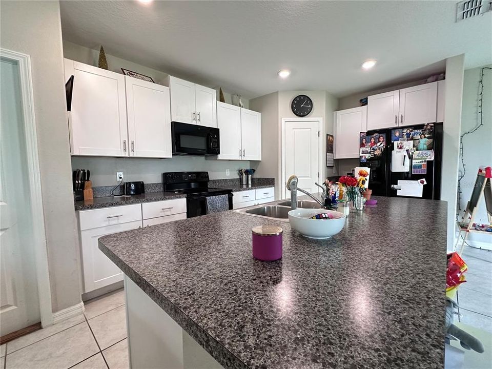 Под контрактом: $445,000 (4 спален, 2 ванн, 1914 Квадратных фут)