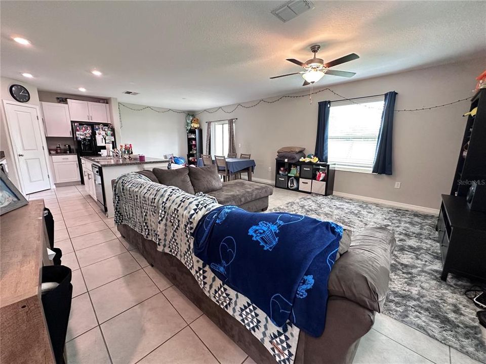 Под контрактом: $445,000 (4 спален, 2 ванн, 1914 Квадратных фут)