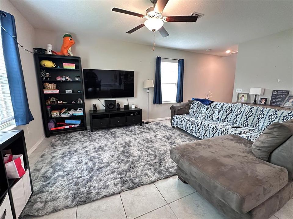 Под контрактом: $445,000 (4 спален, 2 ванн, 1914 Квадратных фут)