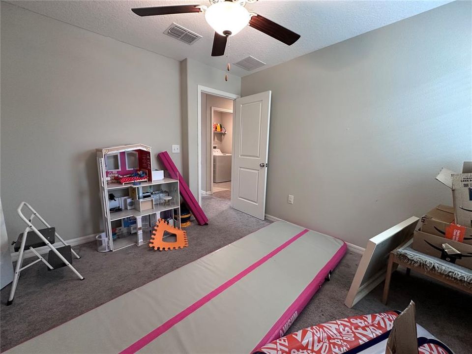 Под контрактом: $445,000 (4 спален, 2 ванн, 1914 Квадратных фут)