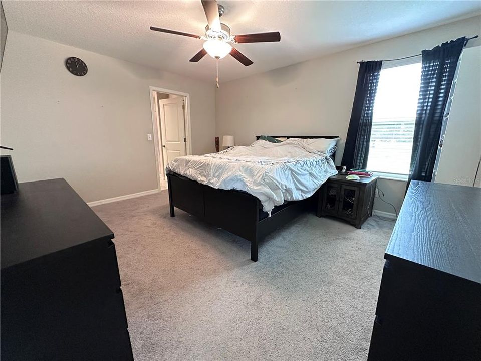 Под контрактом: $445,000 (4 спален, 2 ванн, 1914 Квадратных фут)