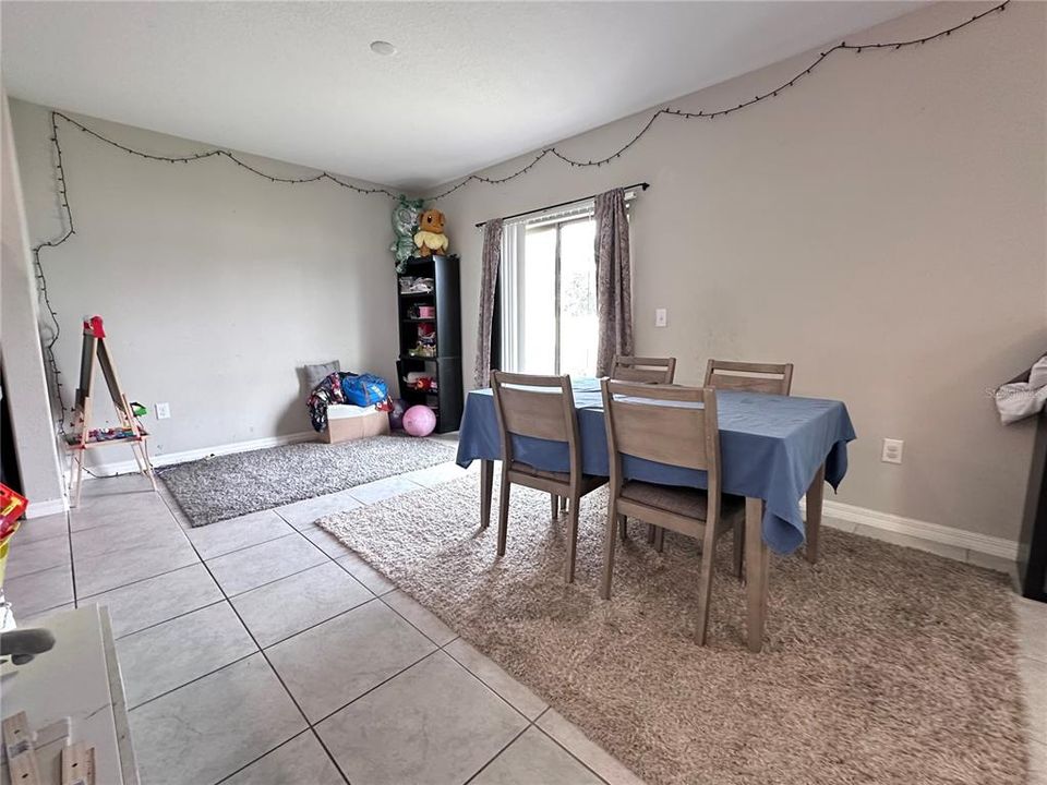 Под контрактом: $445,000 (4 спален, 2 ванн, 1914 Квадратных фут)