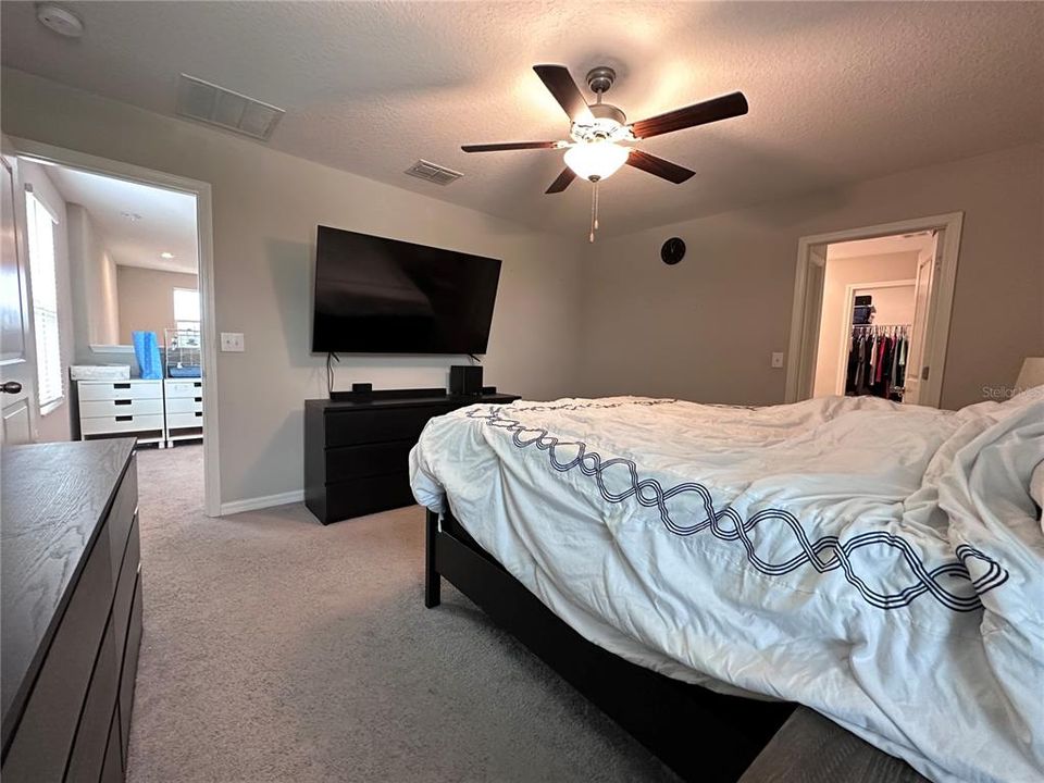 Под контрактом: $445,000 (4 спален, 2 ванн, 1914 Квадратных фут)