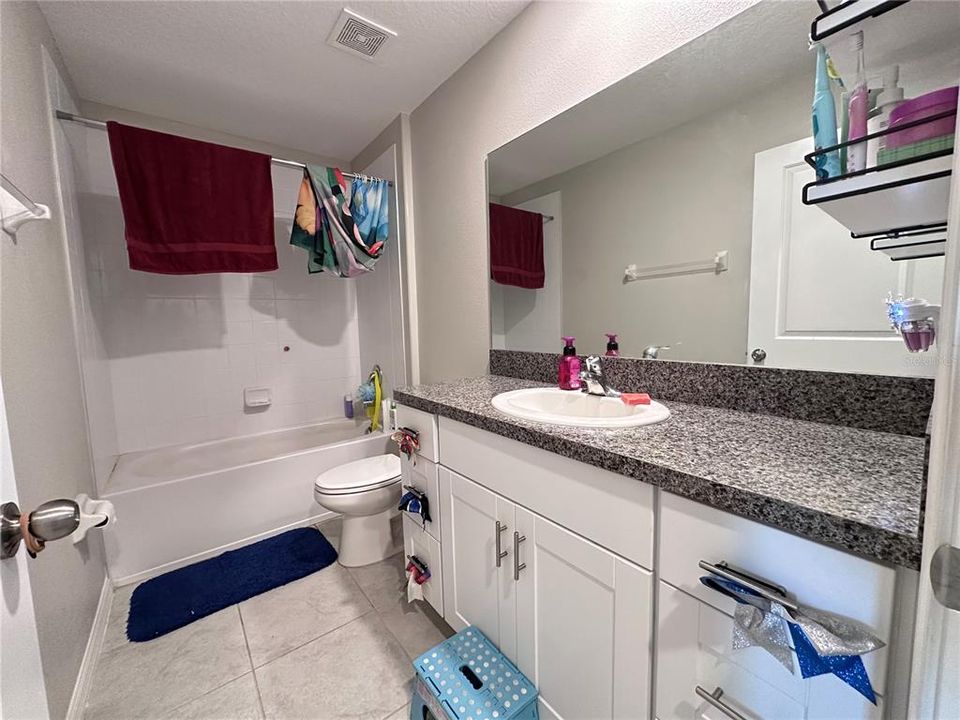 Под контрактом: $445,000 (4 спален, 2 ванн, 1914 Квадратных фут)