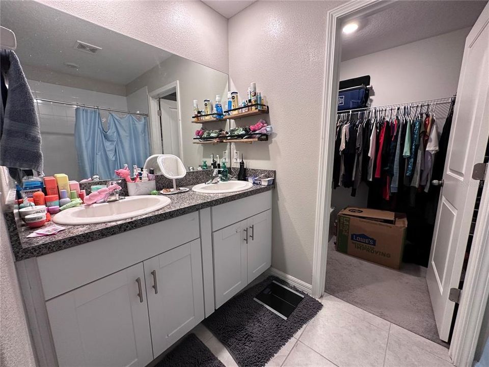 Под контрактом: $445,000 (4 спален, 2 ванн, 1914 Квадратных фут)