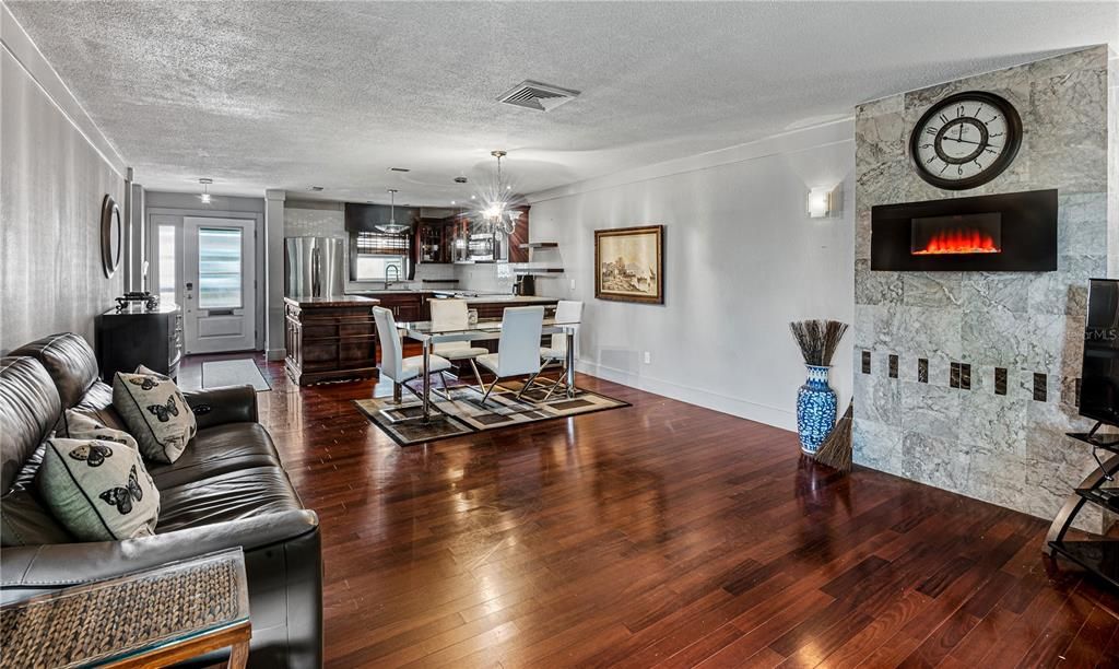 待售: $285,000 (2 贝兹, 2 浴室, 1180 平方英尺)