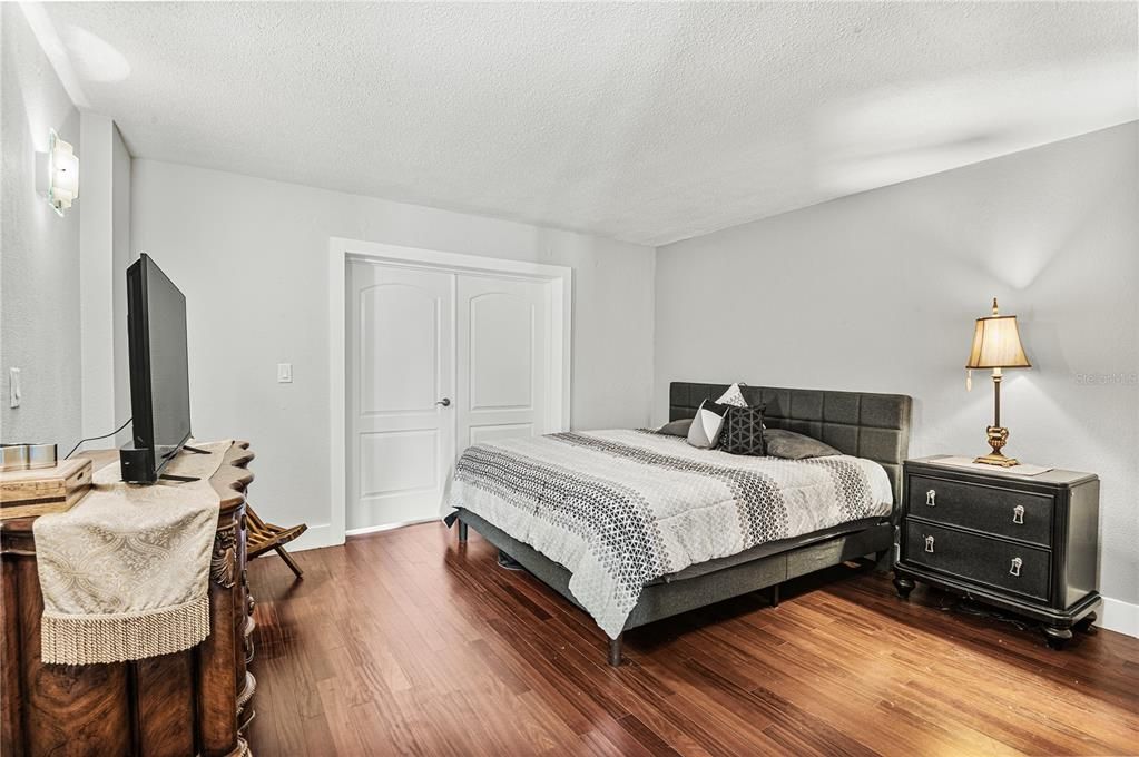 待售: $285,000 (2 贝兹, 2 浴室, 1180 平方英尺)