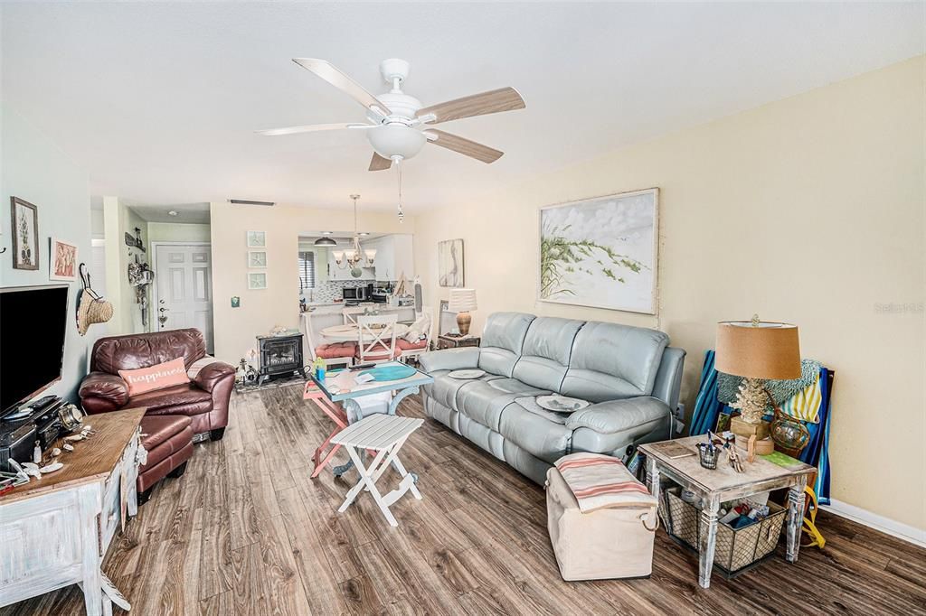 待售: $155,000 (1 贝兹, 1 浴室, 729 平方英尺)