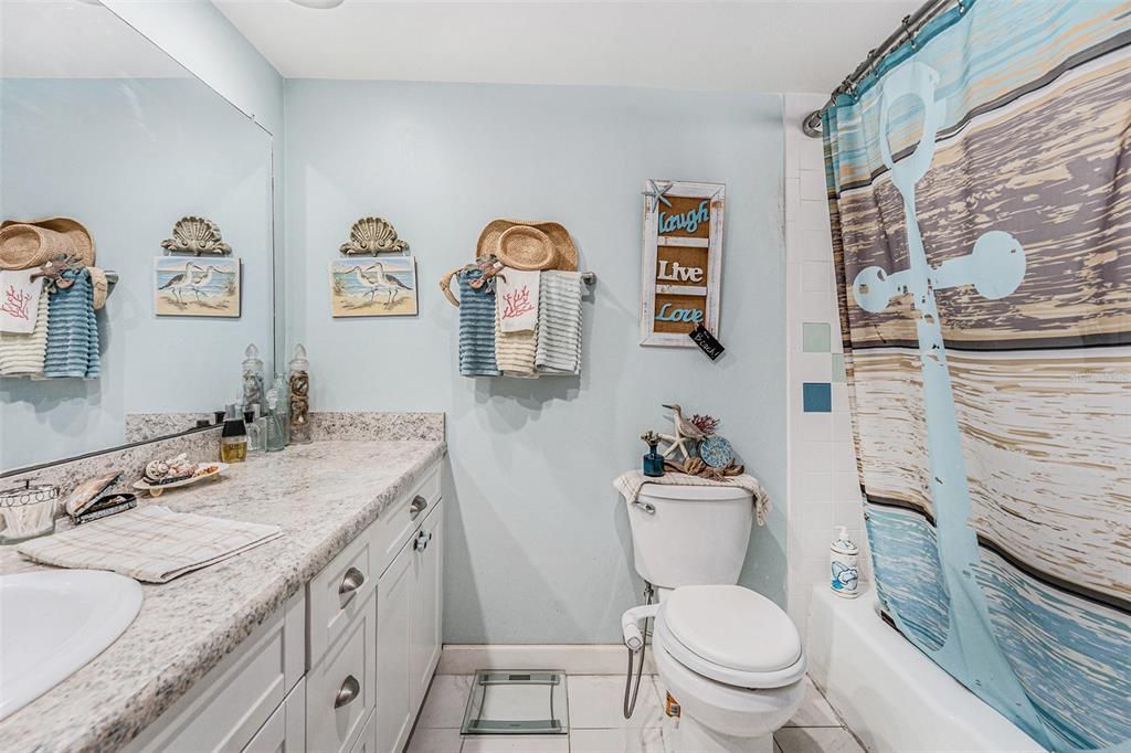 待售: $155,000 (1 贝兹, 1 浴室, 729 平方英尺)