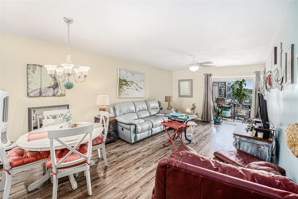 待售: $155,000 (1 贝兹, 1 浴室, 729 平方英尺)