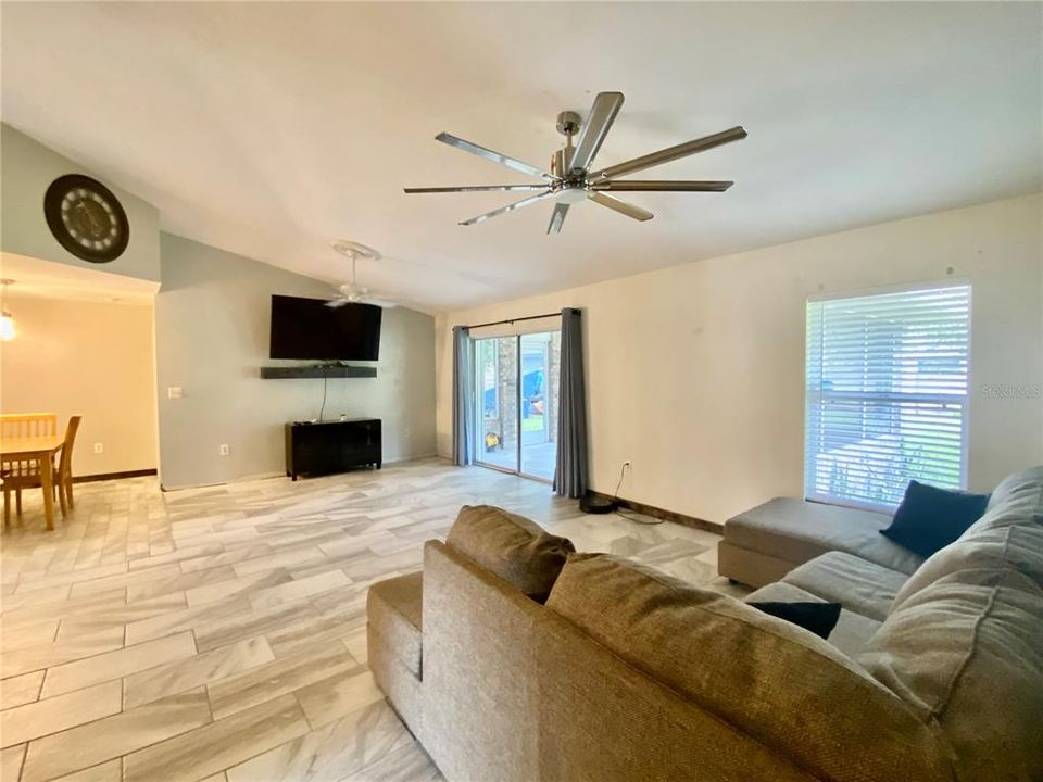 На продажу: $385,000 (4 спален, 2 ванн, 1774 Квадратных фут)