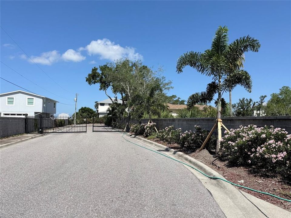 На продажу: $549,999 (0.31 acres)