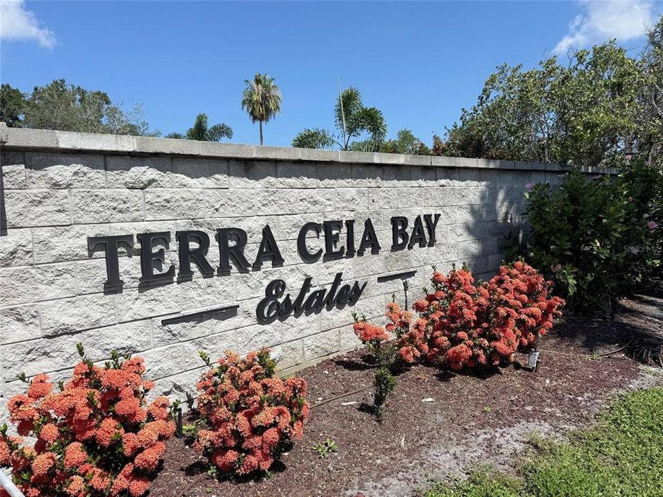 На продажу: $549,999 (0.31 acres)