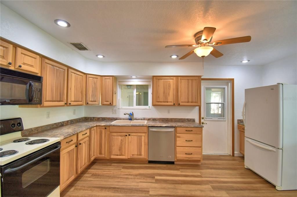 For Sale: $299,000 (3 beds, 1 baths, 1766 Square Feet)