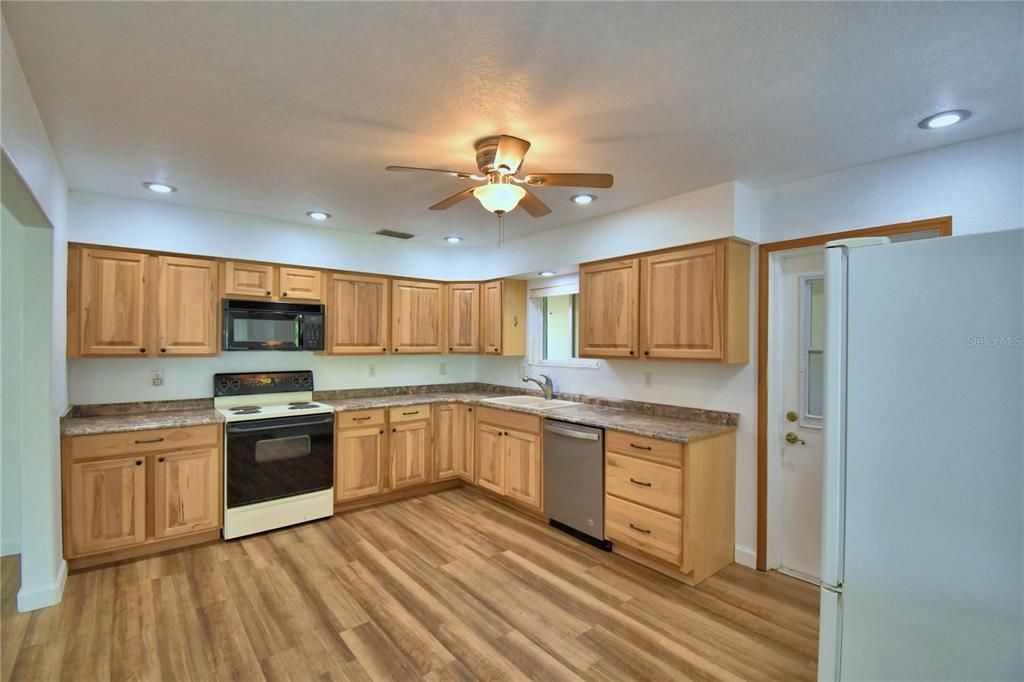 For Sale: $299,000 (3 beds, 1 baths, 1766 Square Feet)