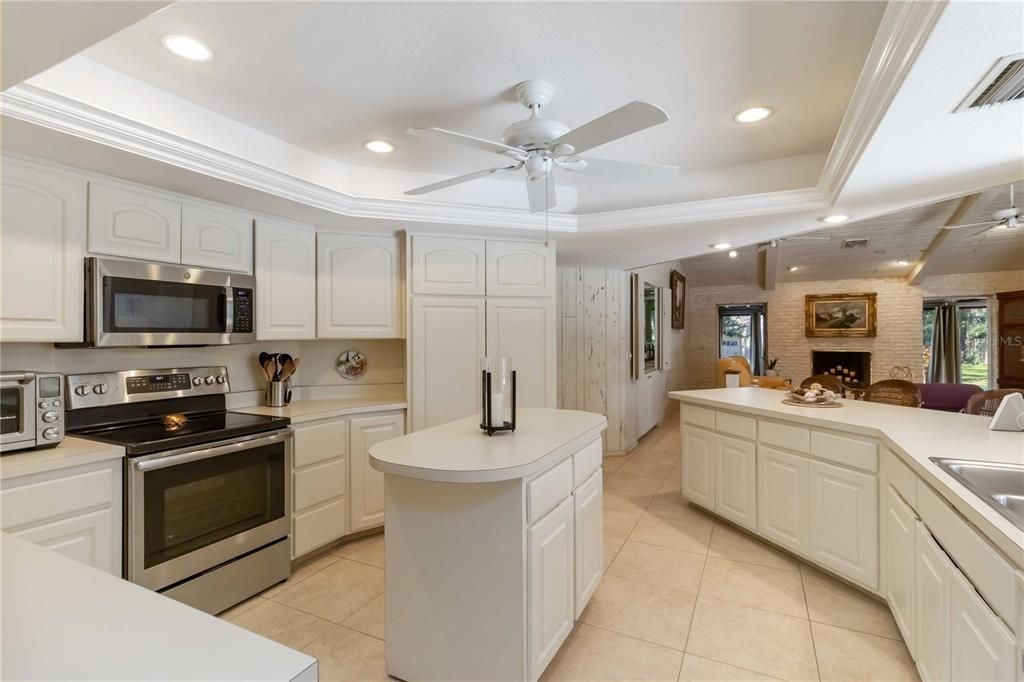 Под контрактом: $1,025,000 (4 спален, 4 ванн, 3533 Квадратных фут)