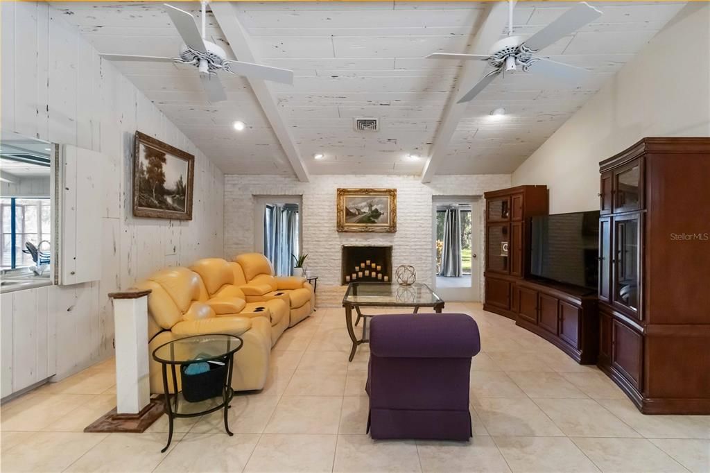 Под контрактом: $1,025,000 (4 спален, 4 ванн, 3533 Квадратных фут)