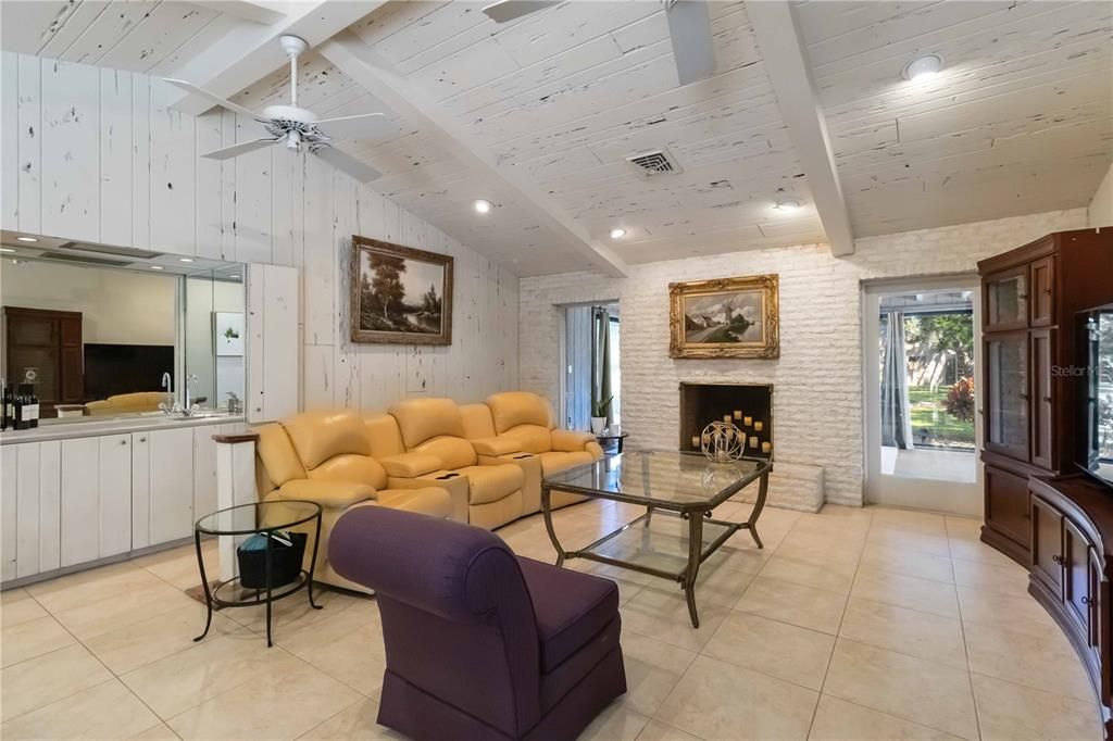 Под контрактом: $1,025,000 (4 спален, 4 ванн, 3533 Квадратных фут)