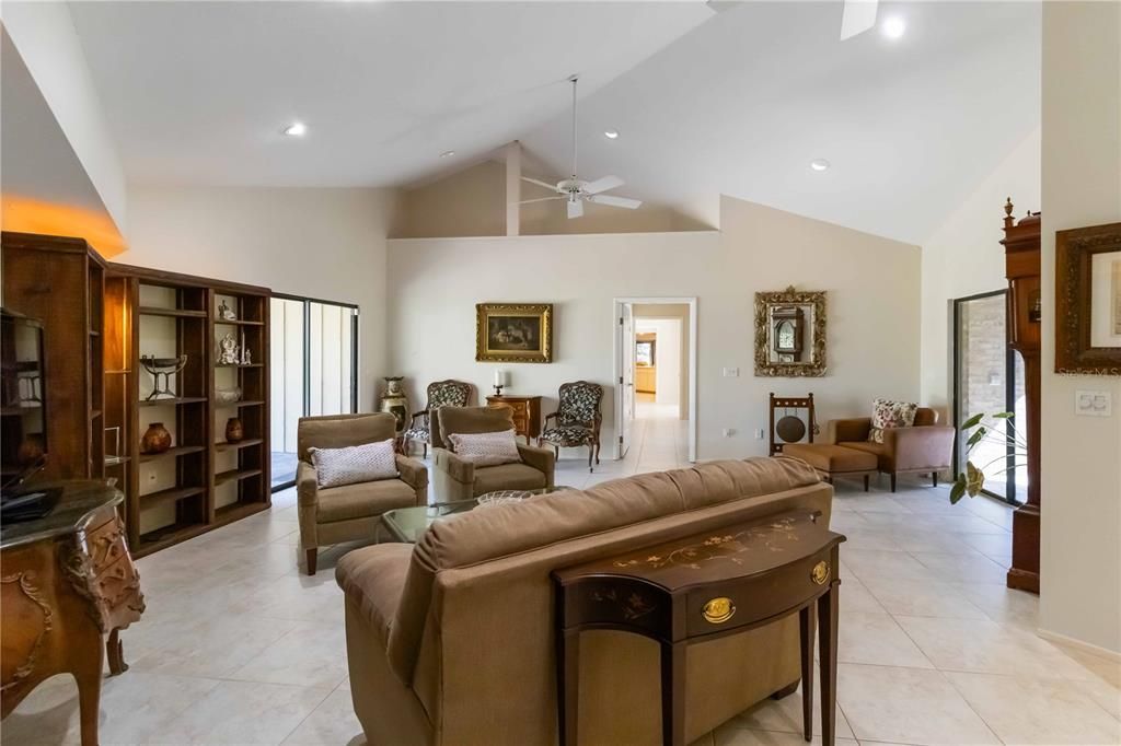 Под контрактом: $1,025,000 (4 спален, 4 ванн, 3533 Квадратных фут)