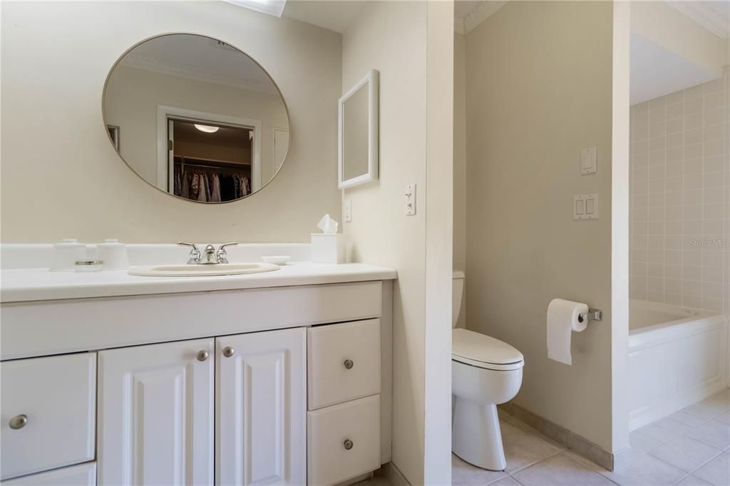 Под контрактом: $1,025,000 (4 спален, 4 ванн, 3533 Квадратных фут)