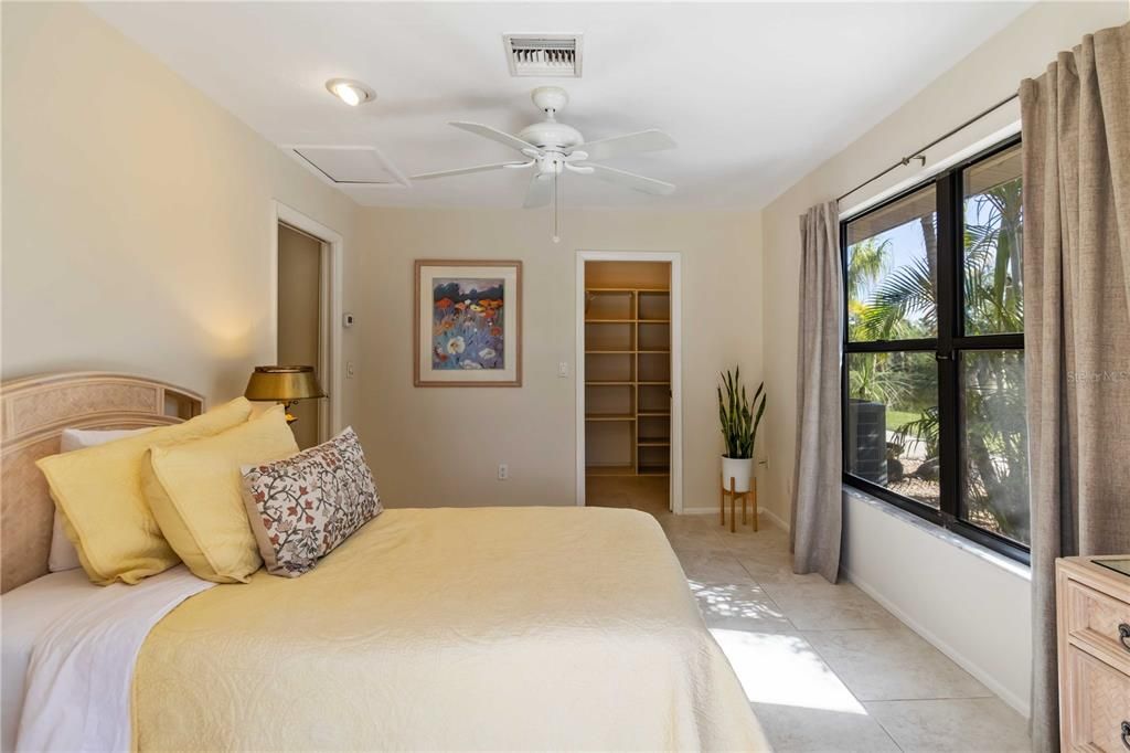 Под контрактом: $1,025,000 (4 спален, 4 ванн, 3533 Квадратных фут)