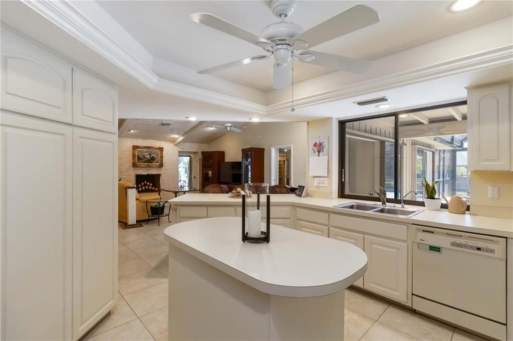 Под контрактом: $1,025,000 (4 спален, 4 ванн, 3533 Квадратных фут)