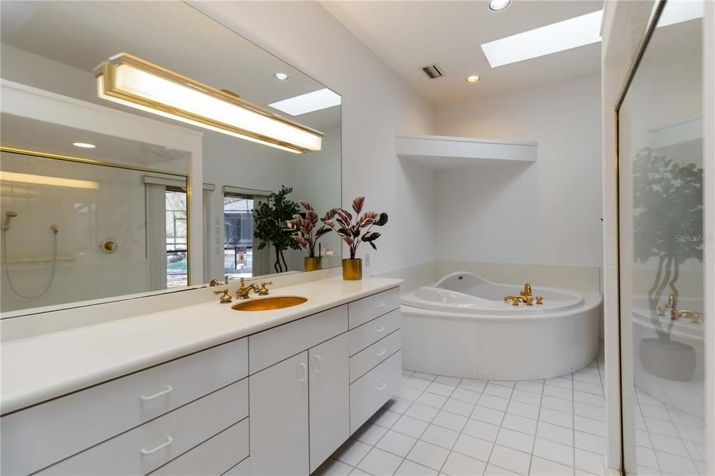 Под контрактом: $1,025,000 (4 спален, 4 ванн, 3533 Квадратных фут)