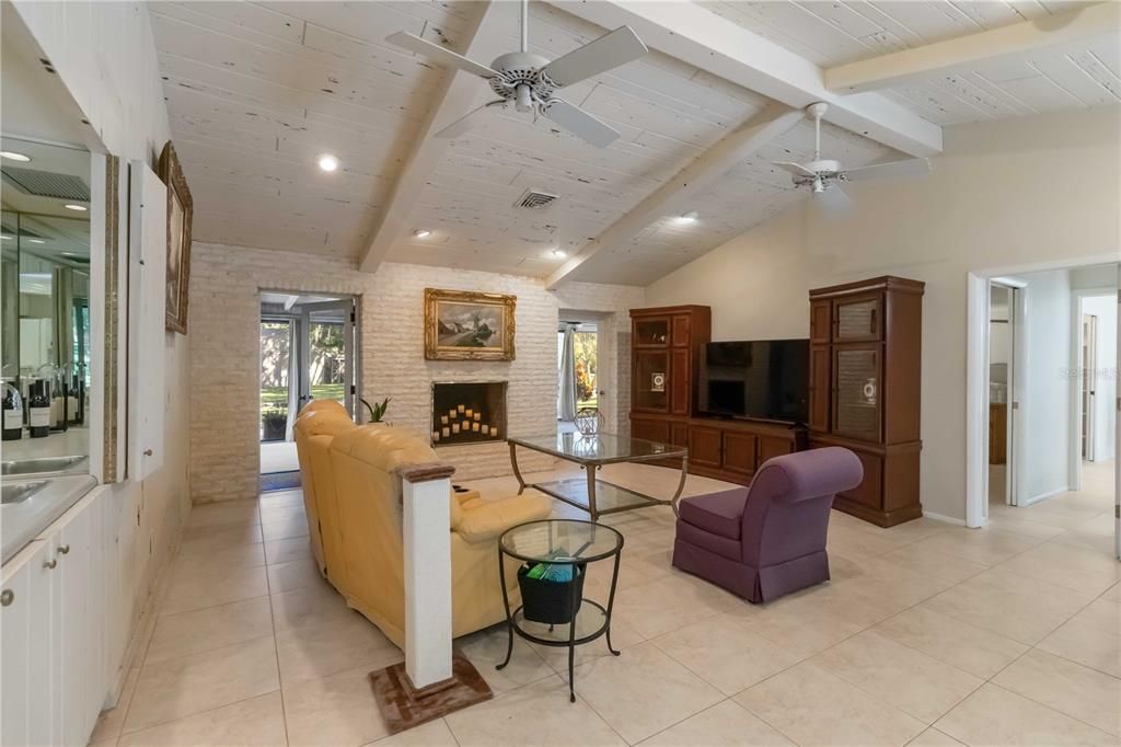 Под контрактом: $1,025,000 (4 спален, 4 ванн, 3533 Квадратных фут)