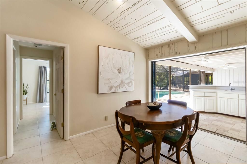 Под контрактом: $1,025,000 (4 спален, 4 ванн, 3533 Квадратных фут)