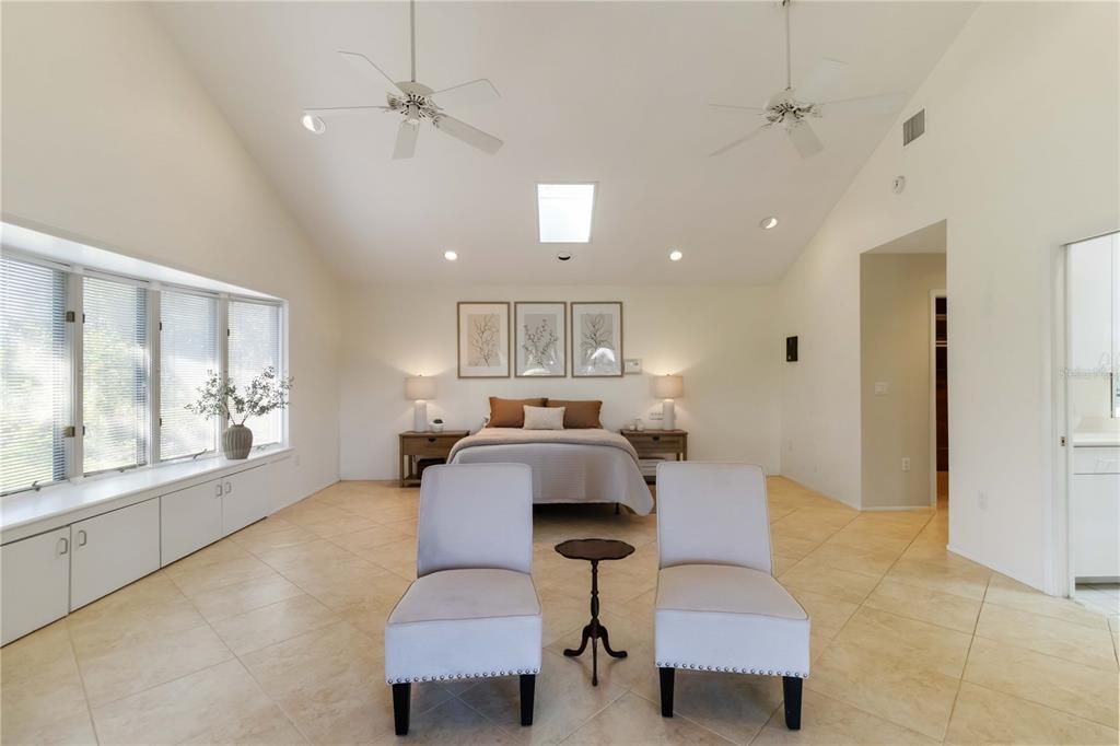 Под контрактом: $1,025,000 (4 спален, 4 ванн, 3533 Квадратных фут)