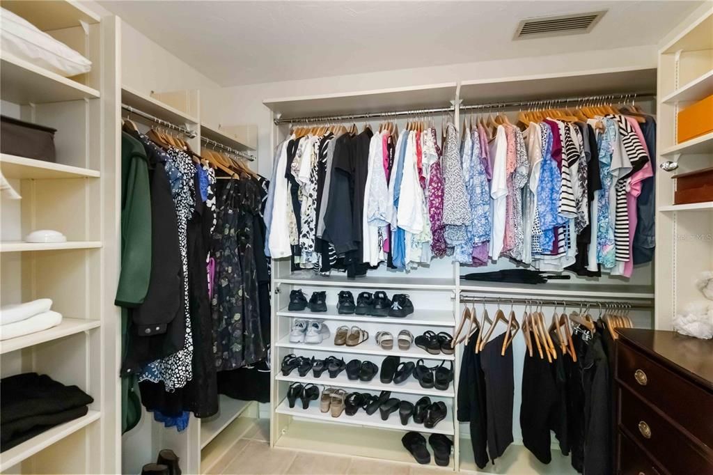 Под контрактом: $1,025,000 (4 спален, 4 ванн, 3533 Квадратных фут)