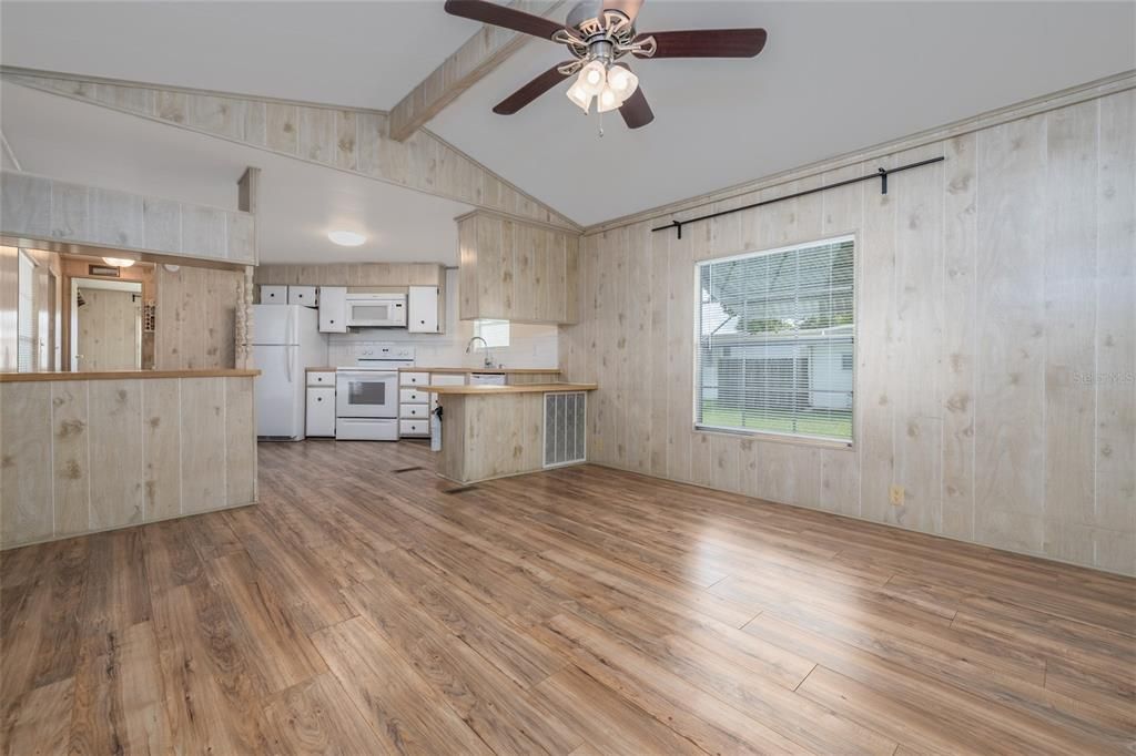 Active With Contract: $185,000 (2 beds, 2 baths, 970 Square Feet)