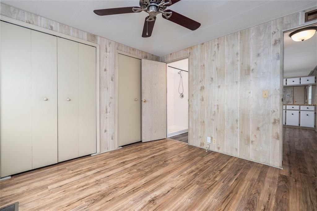 Active With Contract: $185,000 (2 beds, 2 baths, 970 Square Feet)