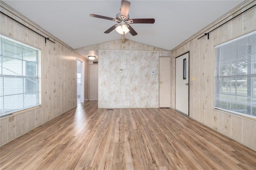 Active With Contract: $185,000 (2 beds, 2 baths, 970 Square Feet)