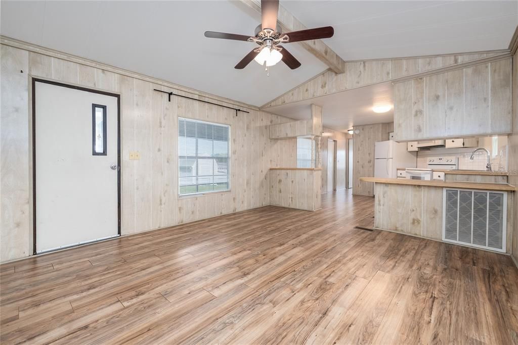 Active With Contract: $185,000 (2 beds, 2 baths, 970 Square Feet)