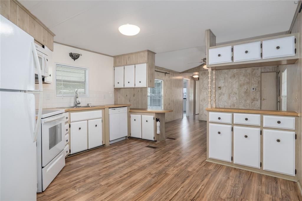 Active With Contract: $185,000 (2 beds, 2 baths, 970 Square Feet)