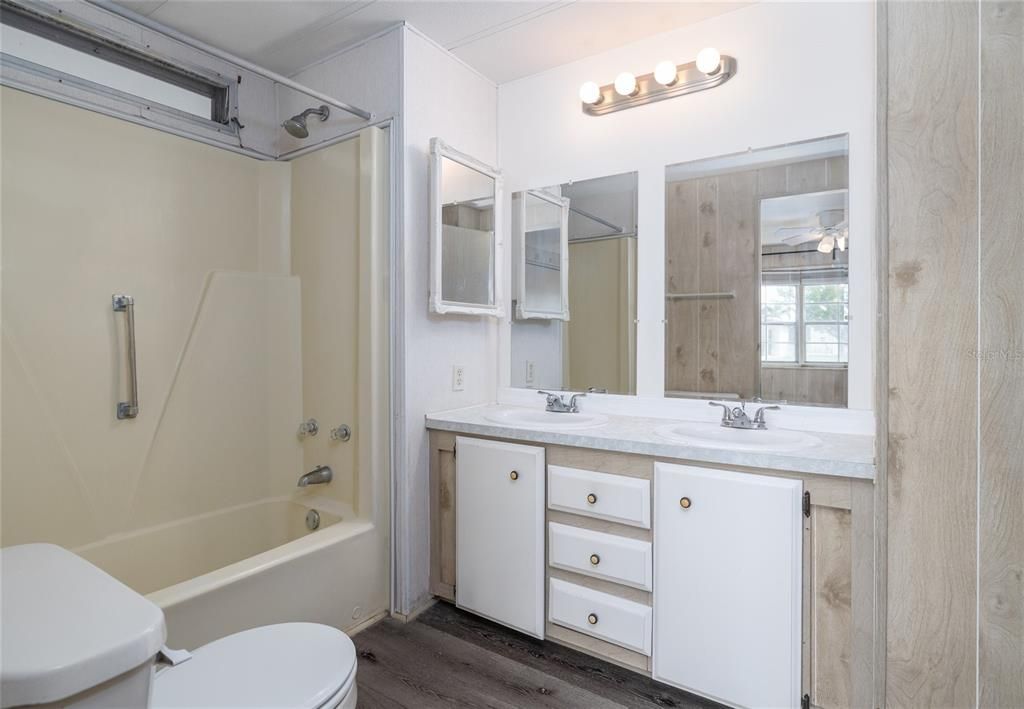 Active With Contract: $185,000 (2 beds, 2 baths, 970 Square Feet)