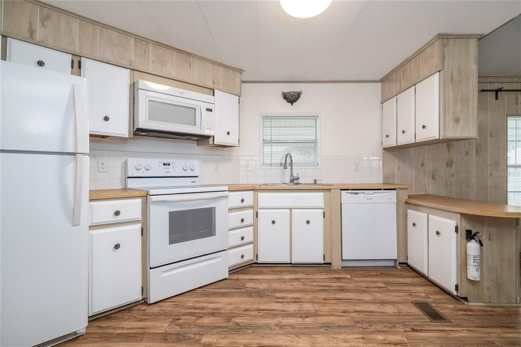 Active With Contract: $185,000 (2 beds, 2 baths, 970 Square Feet)