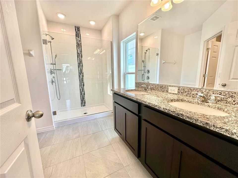 For Rent: $2,299 (4 beds, 2 baths, 1532 Square Feet)