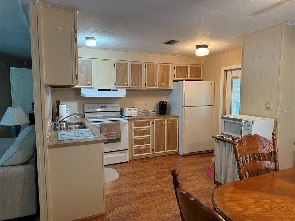 Active With Contract: $147,900 (2 beds, 2 baths, 960 Square Feet)