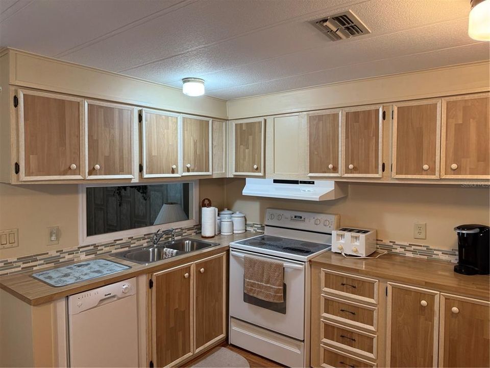 Active With Contract: $147,900 (2 beds, 2 baths, 960 Square Feet)