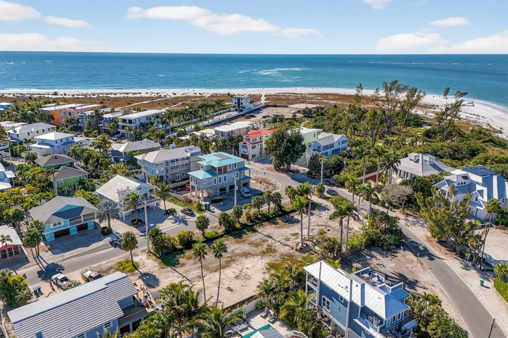 На продажу: $1,650,000 (0.23 acres)