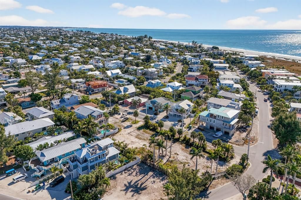 На продажу: $1,650,000 (0.23 acres)